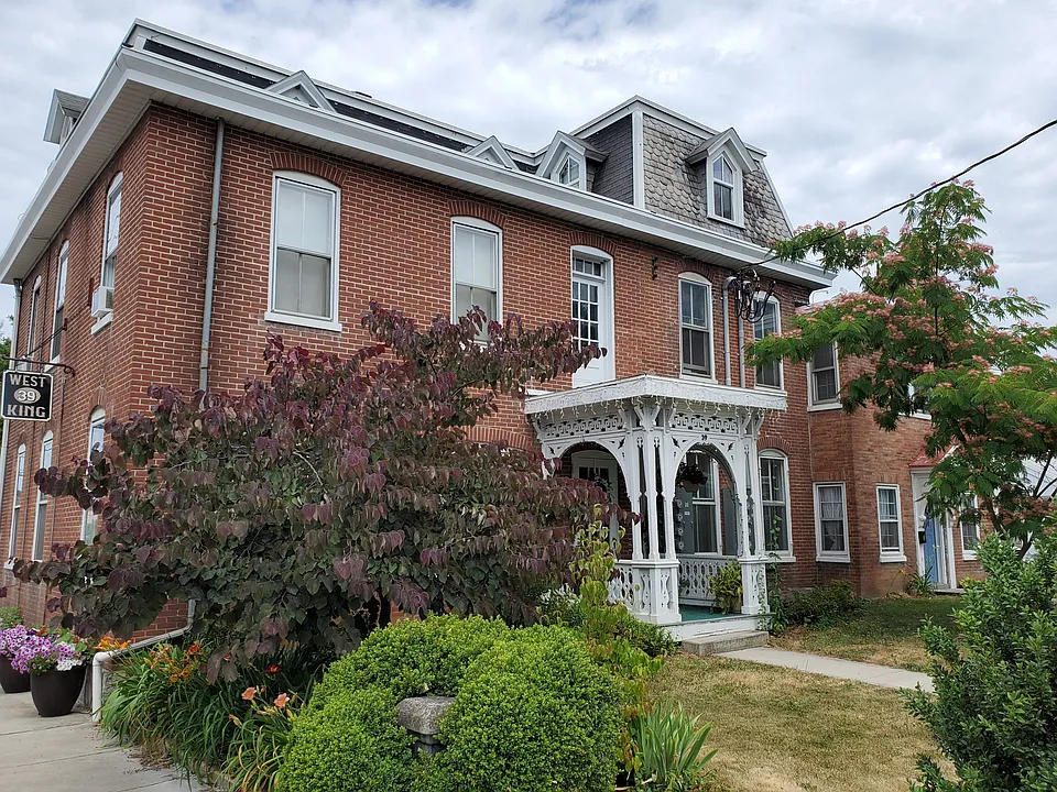 39 W King St #6