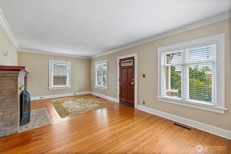 4th image of 2020 Lombard Avenue