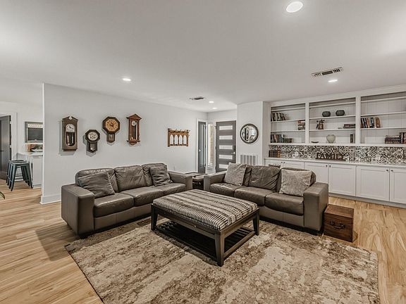 3rd image of 1905 Rollingwood Dr