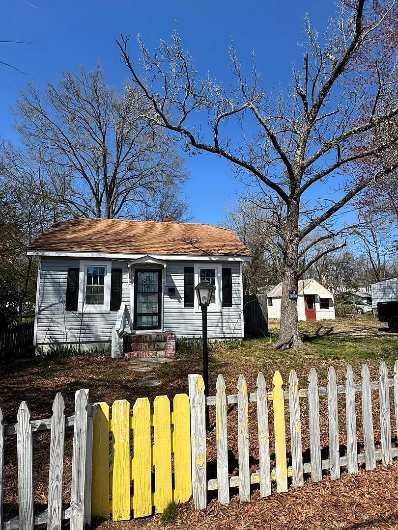 2 bedroom house in Fulton Hill; Big yard, laundry, central hvac all electric and a deck! — Photo 4
