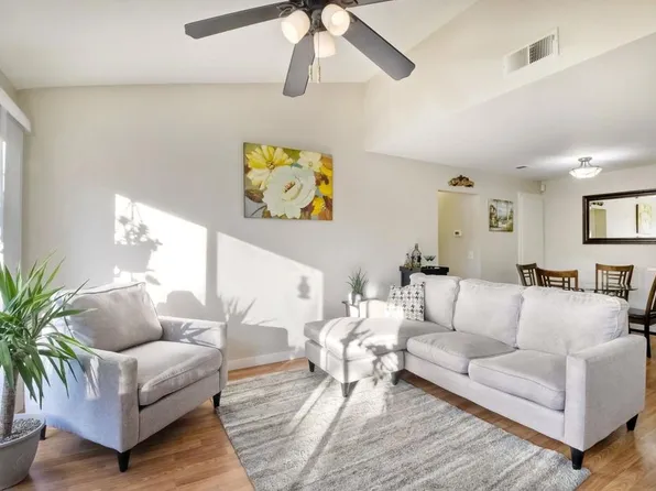 1075 Shadowridge Dr Unit 70, Vista, CA 92081