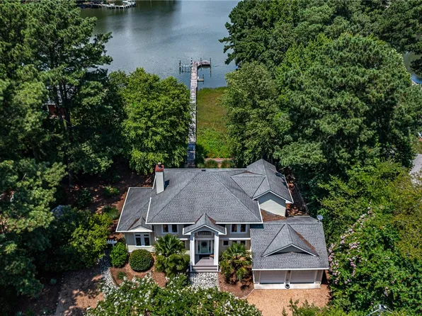 238 N Sioux Rd, Kilmarnock, VA 22482
