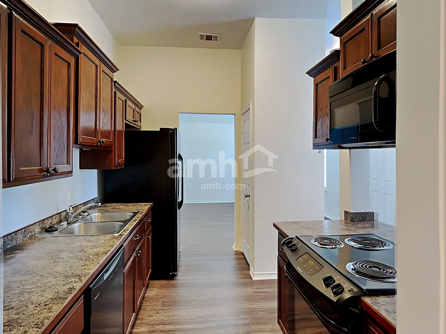3 bed, 2.0 bath, 1236 sqft, $1,895 — Photo 3