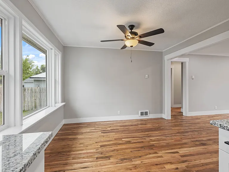 B345AG — Photo 27