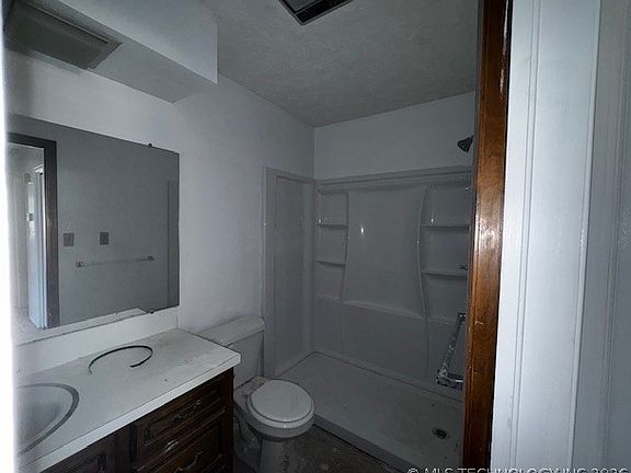 5th image of 930 E 7th St #B