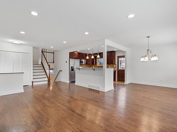 4th image of 583 Bedford Ln