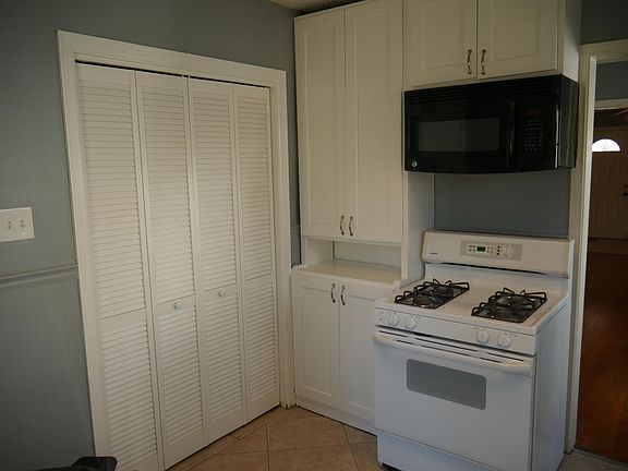 Kitchen 10'7" x 10'10"