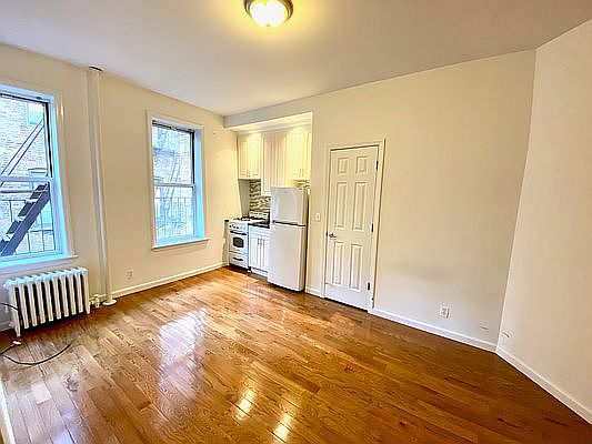 3rd image of 220 E 36th St APT C5