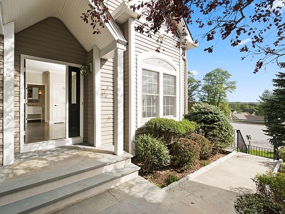 Beautiful View of cul-de-sac