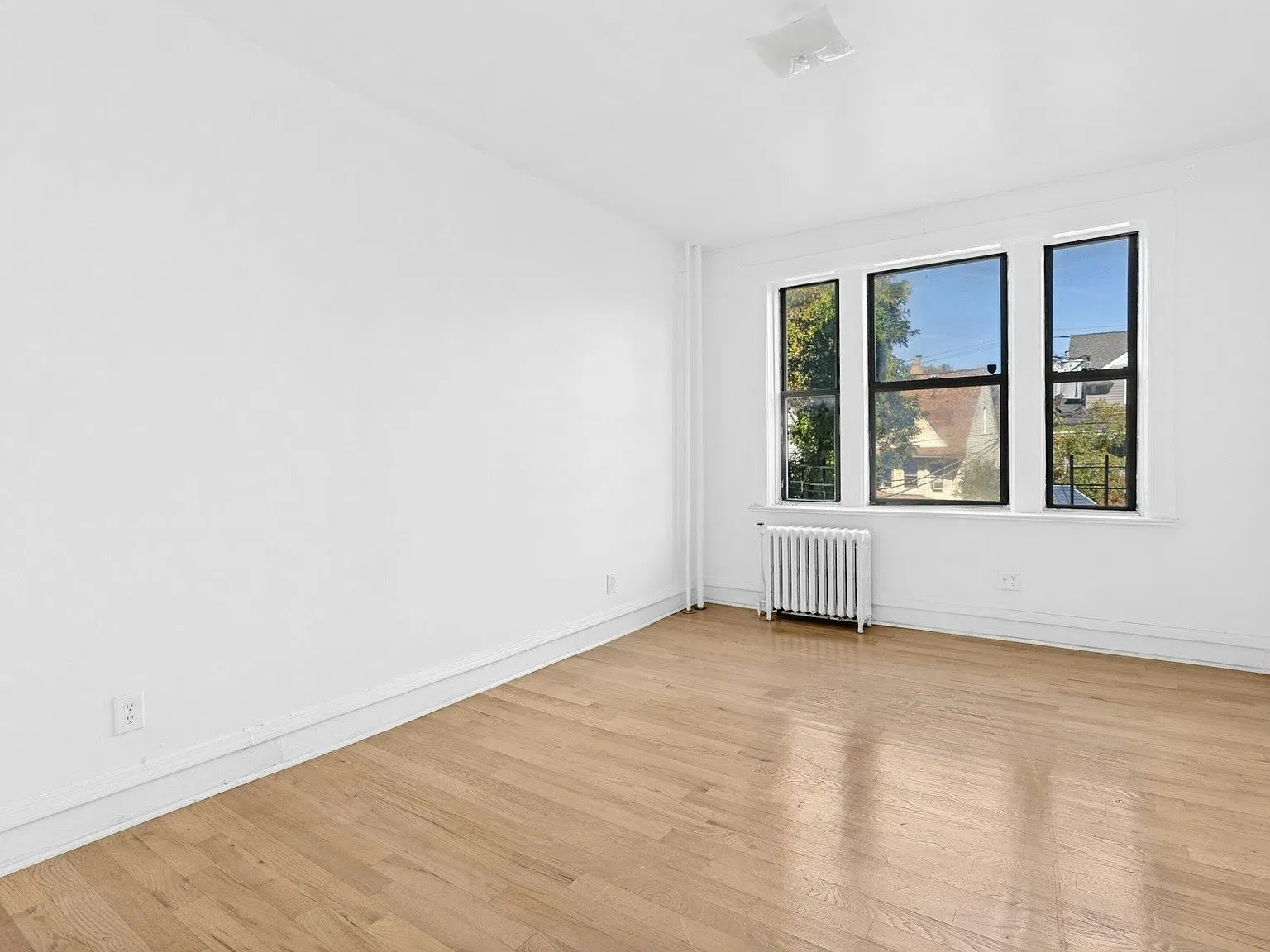3 bed, 2.0 bath, 1220 sqft, $2,900 — Photo 2
