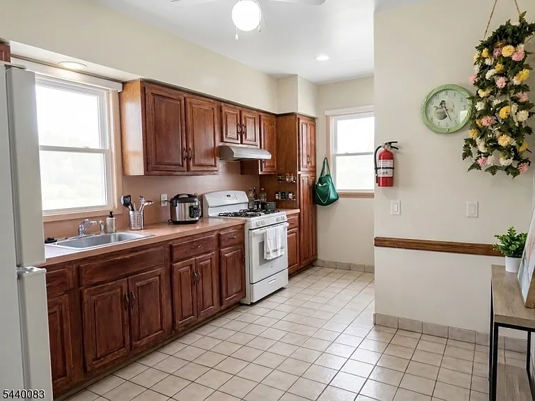 521 Pennington St — Photo 2