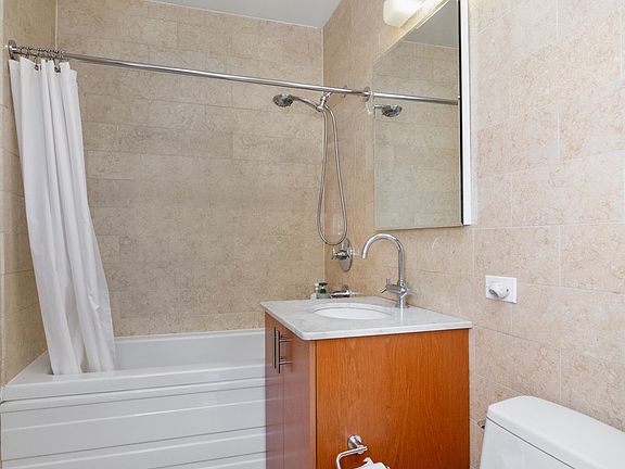 5th image of 158 Hester St APT 5H