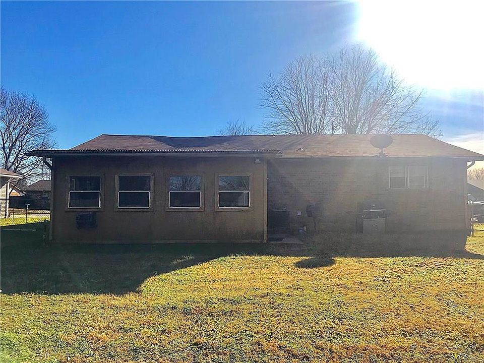 2nd image of 613 Woods Dr
