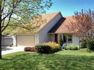 2925 Sand Hill Ct, Blue Mounds, WI 53517