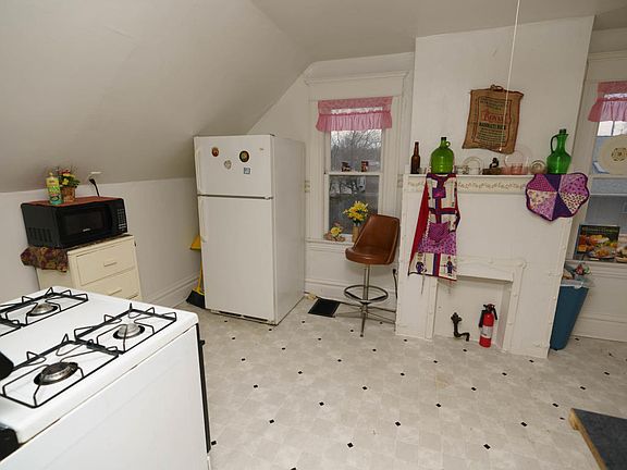 2nd image of 16 Union St N