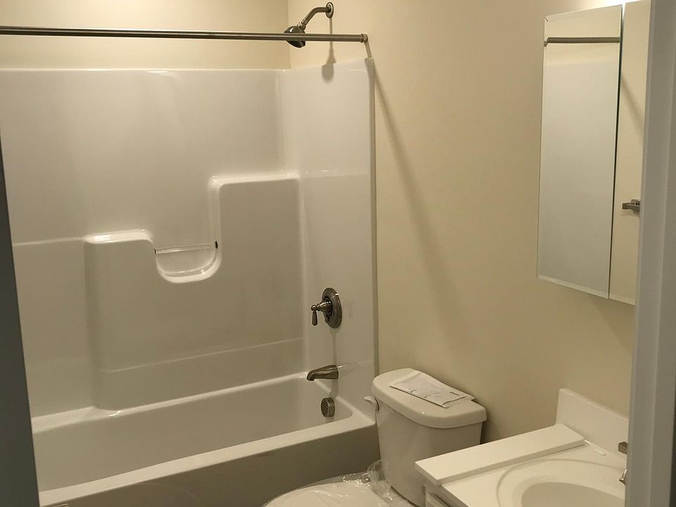 1st image of 1 Greenleaf Dr #1C