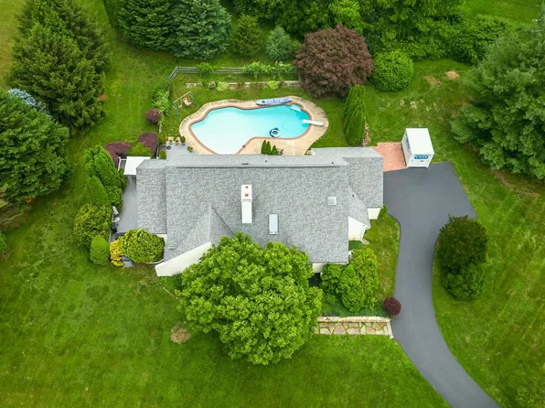 375 Harshaw Dr, Chester Springs, PA 19425