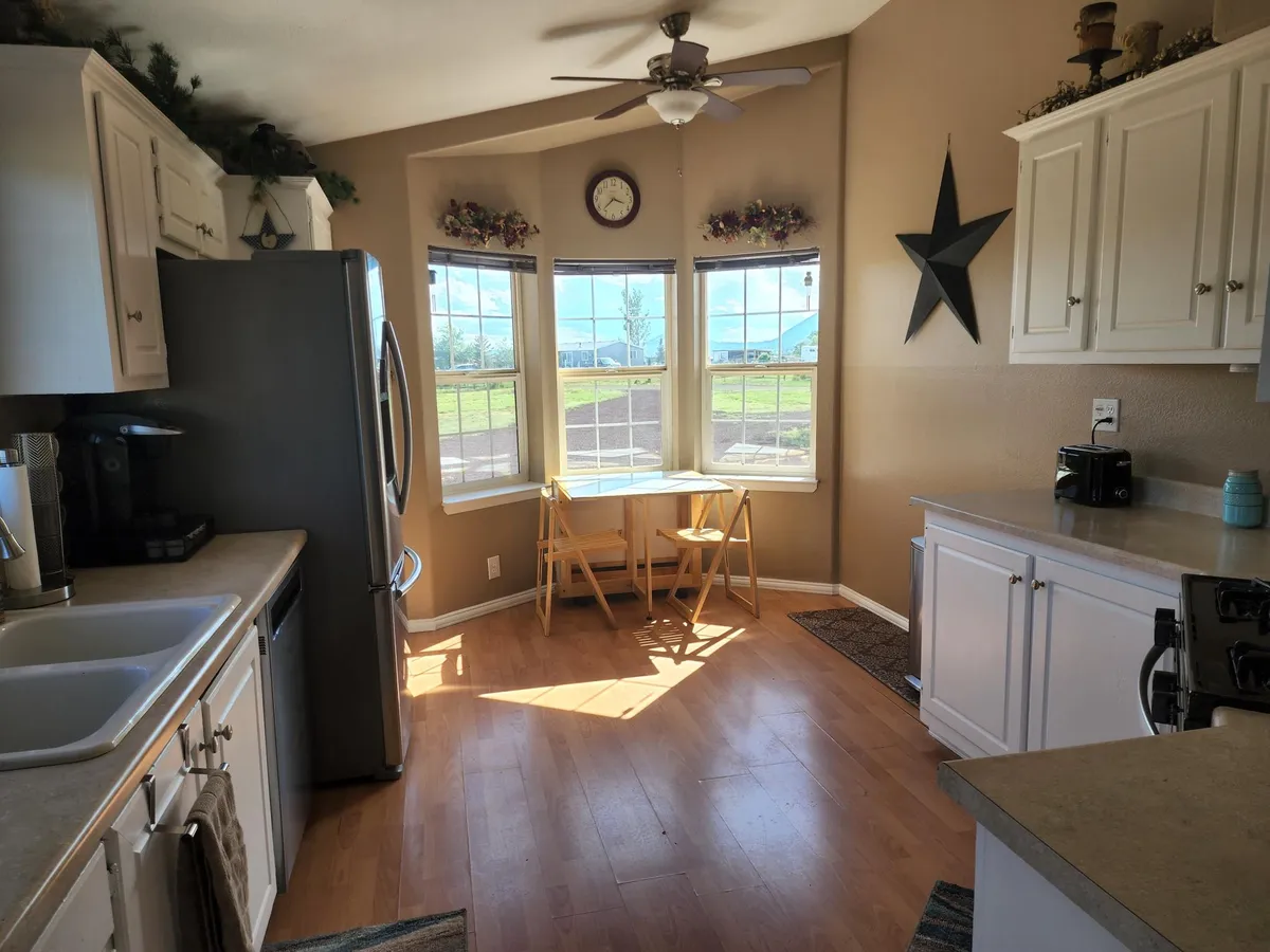 Kitchen Nook - 10125 N Celeste Way