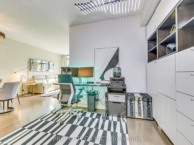 21 Scollard St #406 — Photo 15