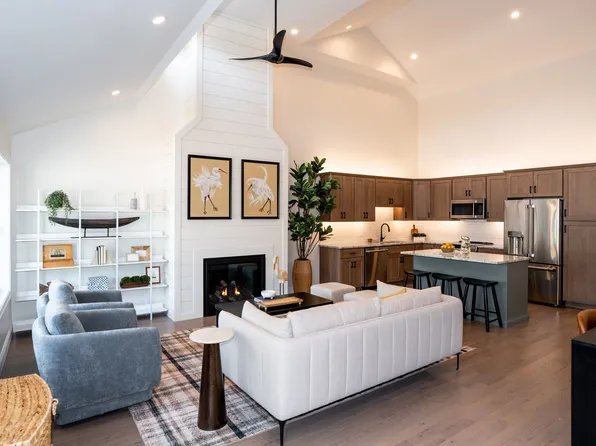 22 Daybreak Ln, Windham, ME 04062