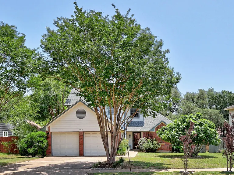 402 Oakcrest Dr — Photo 2