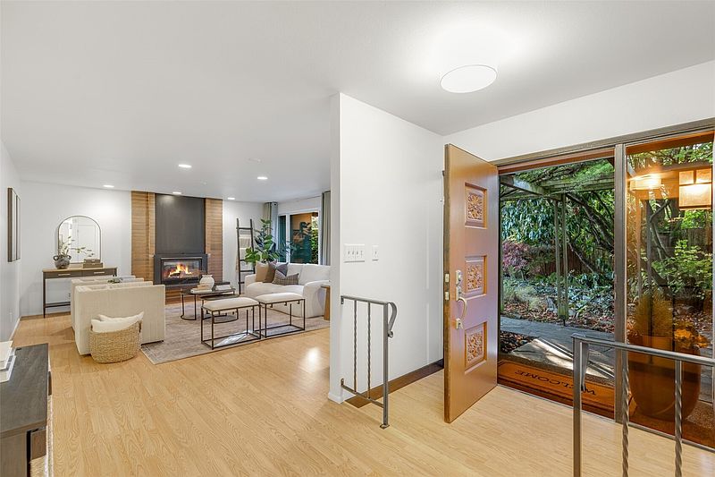 5th image of 13524 Roosevelt Way N