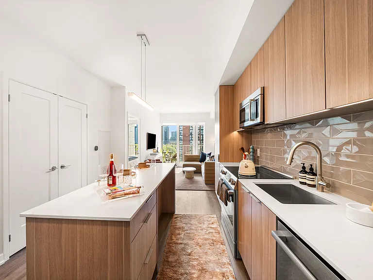 88 Bathurst St — Photo 32