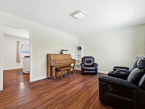 4th image of 733 Oriole Dr