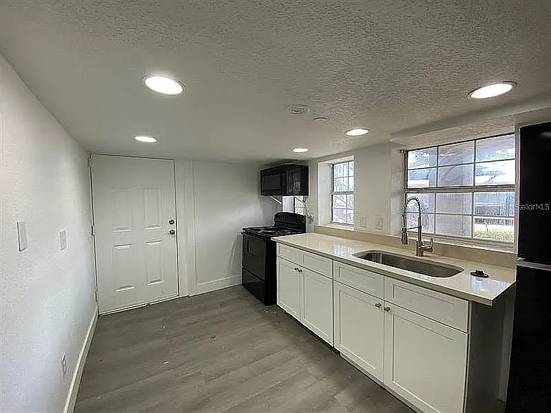 Building Photo - 104 S Grove St #3