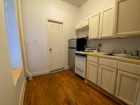 4th image of 57 Leroy St APT 1