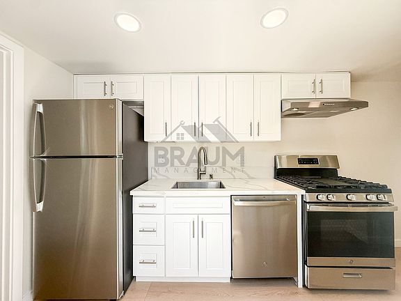 4th image of 15634 Leadwell St #13
