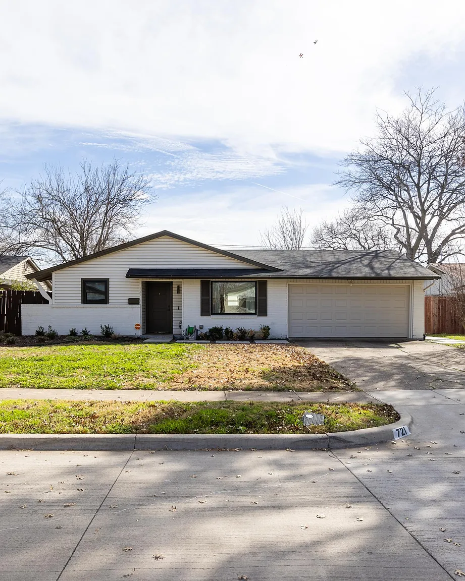 721 Pinehurst Dr photo 1