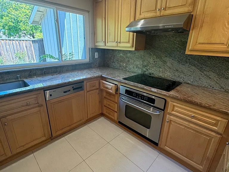 1127 Forrestal Ln — Photo 3