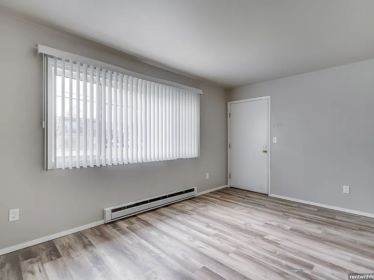 560 W Linwood Ave — Photo 4