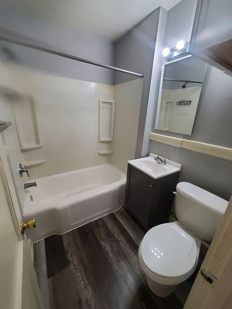 316 - 320 Maple Ave 6 Unit — Photo 2