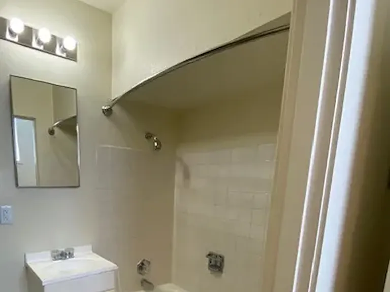 Elaine Apartments — Photo 9