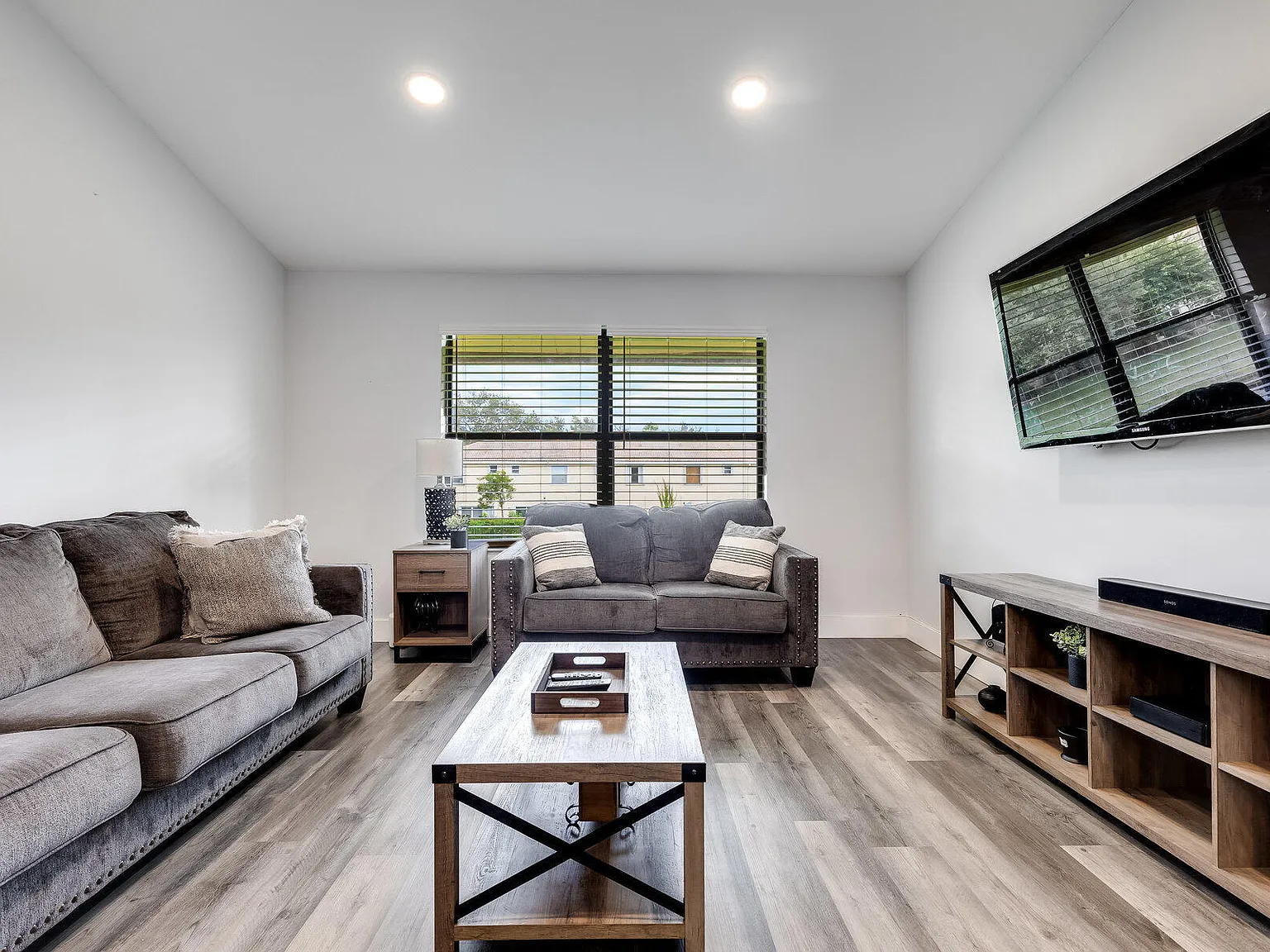 3 bed, 2.0 bath, 1300 sqft, $5,000 — Photo 4