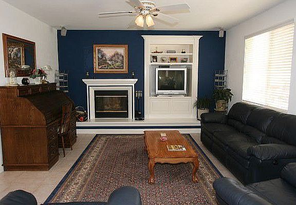 Family Rm w/built-in