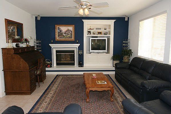 Family Rm w/built-in