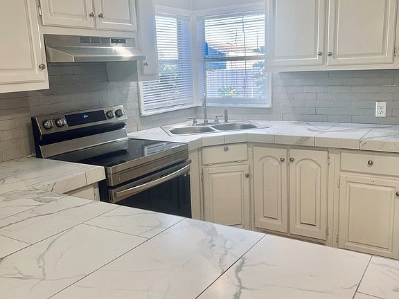 2nd image of 807 W 67th St
