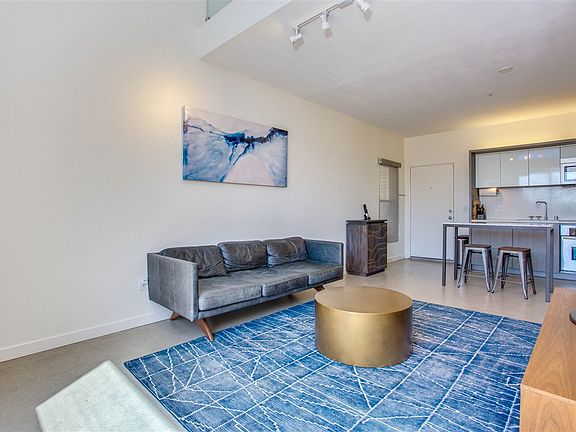 5th image of 955 W Hawthorn St APT 17