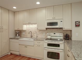 1042 Briarwood Fontana, Fontana, WI 53125