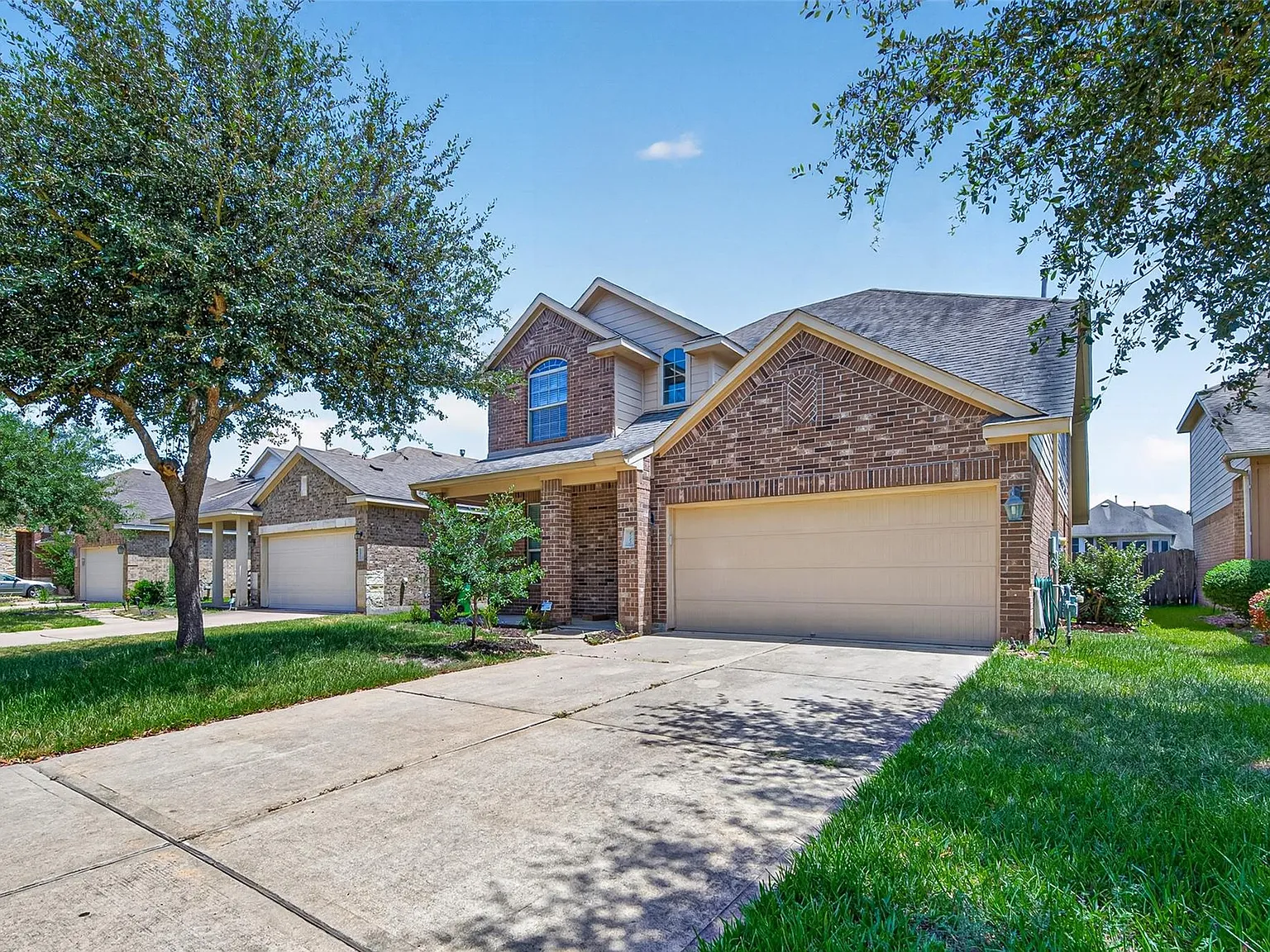 4 bed, 2.5 bath, 2302 sqft, $2,380 — Photo 3