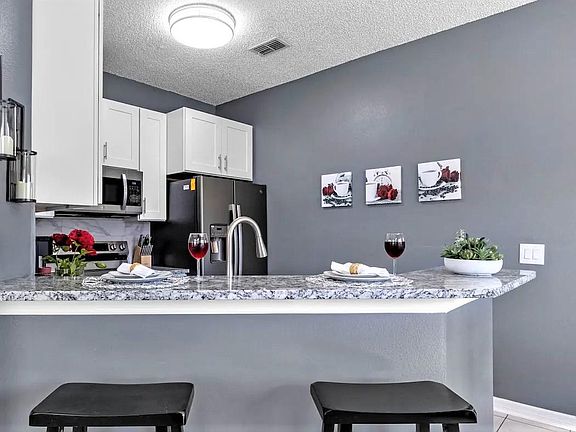 3rd image of 940 Park Terrace Cir