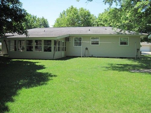 4th image of 915 Westgate Dr