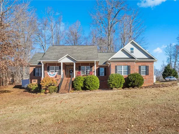5507 Sun Harbor Ct, Browns Summit, NC 27214
