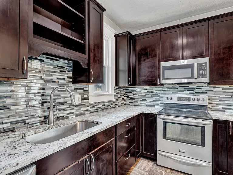 320 E Uintah St — Photo 13