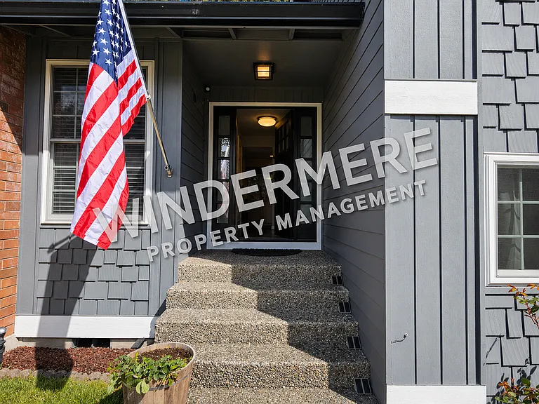 585 NW Fairwood Way — Photo 2