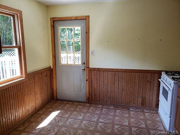 4th image of 16 Orchard Dr