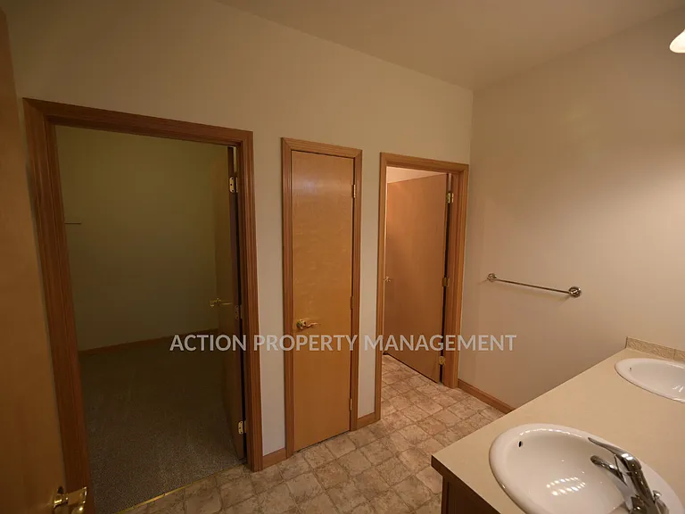 812 E Washington Pl — Photo 17
